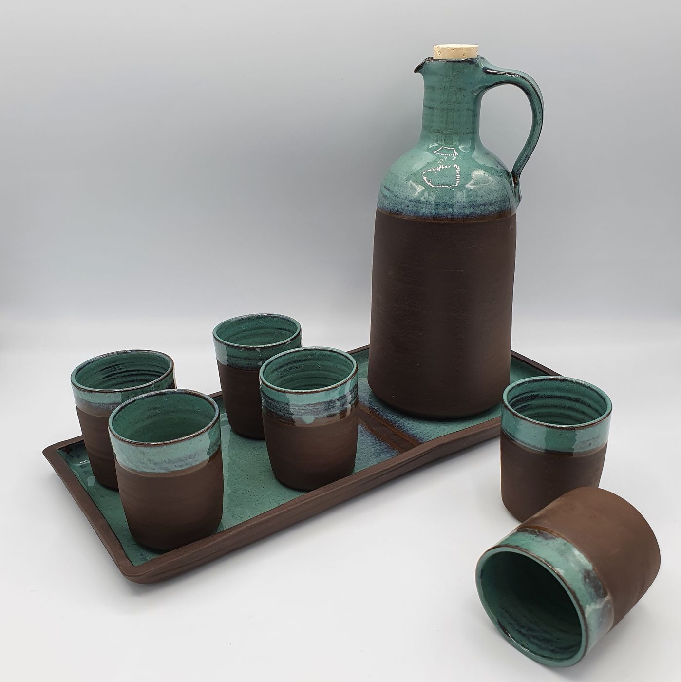 Madeira – Flasche mit Bechern auf dem Tablett