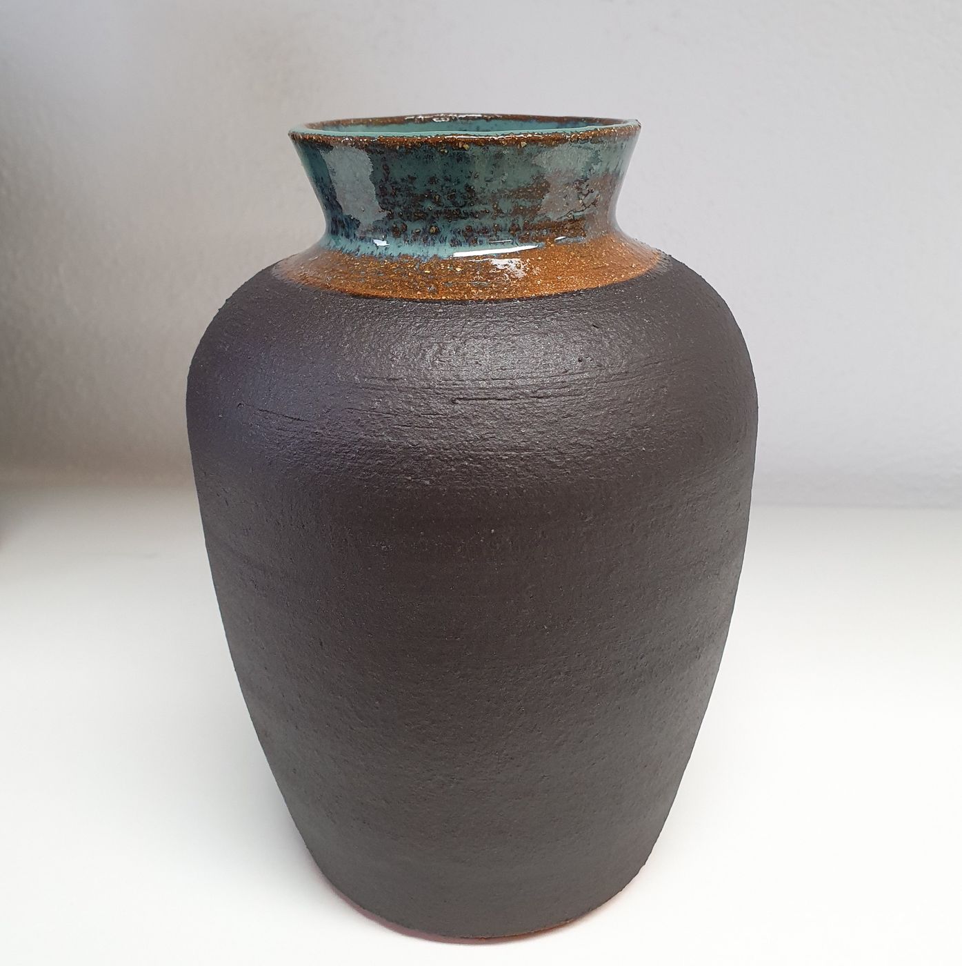 Große Vase mit türkisem Rand